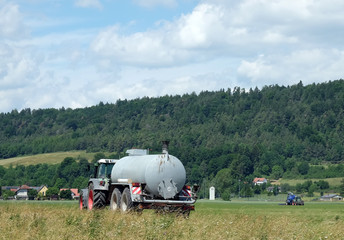 Traktor beim Düngen