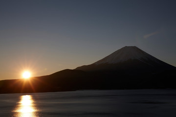 本栖湖から富士山の日の出