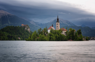 Fototapeta premium Amazing spring sunrise on Bled lake, Island, Church And Castle with Mountain Range (Stol, Vrtaca, Begunjscica) In The Background - Bled, Slovenia, Europe