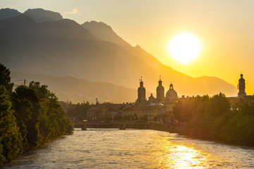 Innsbruck zu Sonnenaufgang - obrazy, fototapety, plakaty