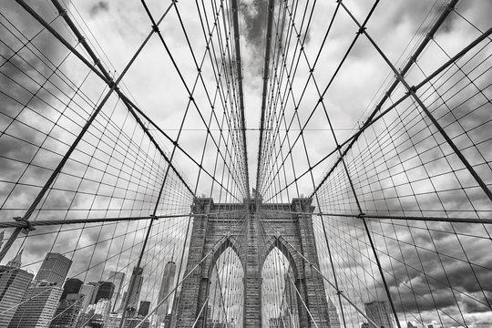Fototapeta Wide angle black and white picture of Brooklyn Bridge, New York City, USA.
