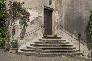 Fototapeta na wymiar Eingang zu einem alten Winzerhaus