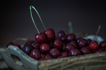 Kirschen in Holzschale