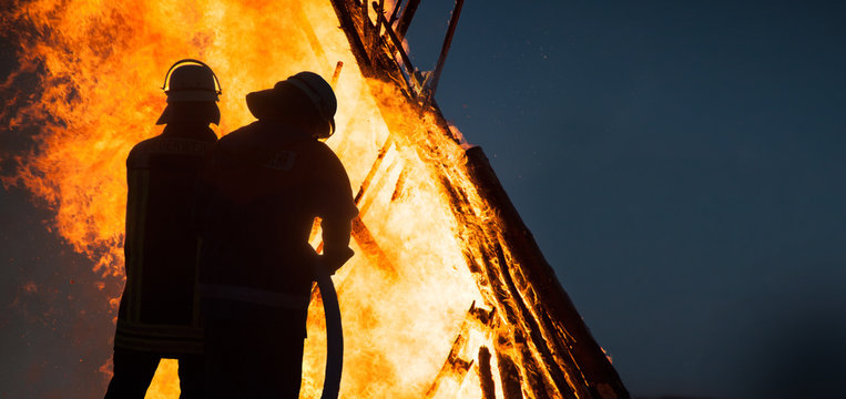 Feuerwehrm&auml;nner im Einsatz