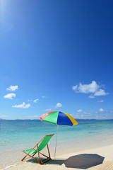 沖縄の美しい海とビーチパラソル