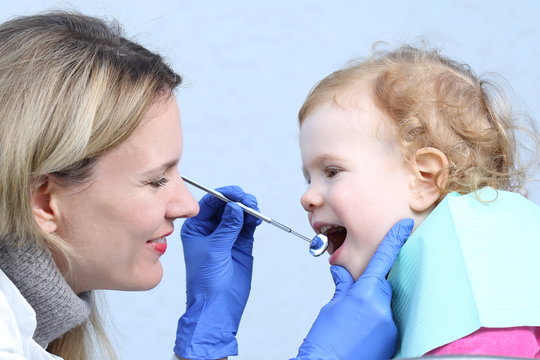 Kind lächelt beim Zahnarzt Kinderzahnarzt