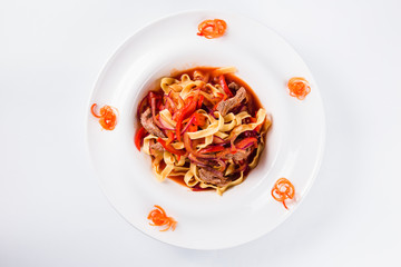 Pasta with beef, peppers, tomatoes and onions (close)
