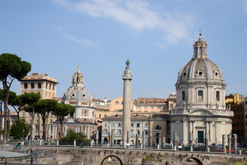 Fototapeta na wymiar L'église Santissimo Nome di Maria al Foro Traiano et la colonne Traiano