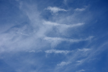 青空と雲「空想・競争するへび型のモンスター」または、「空想・巨大な爪あと」競争、爪あと、並ぶ、平行、進行などのイメージ