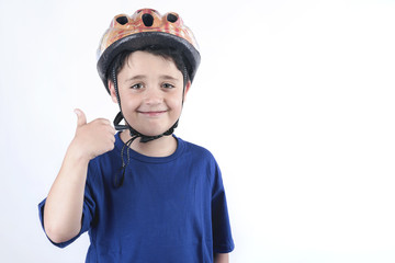 niño con casco ciclista 