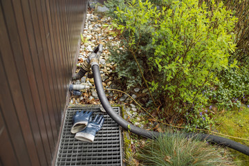 Schlauch führt durch den Garten Heizöl wird in das Haus geliefert