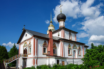 Fototapeta na wymiar KOLOMNA, RUSSIA - June, 2017: Great monasteries of Russia. Novo-Golutvin Holy Trinity Monastery