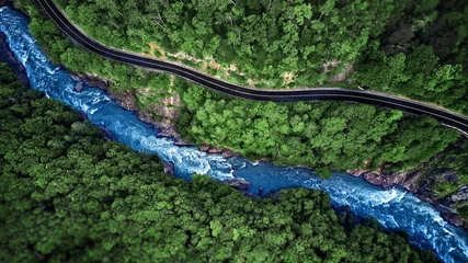 Gordijnen Luchtfoto van berg rivier en weg. Bergkloof © Baranov
