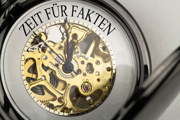 Zeit für Fakten auf Taschenuhr