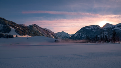 Tannheimer Tal winterlandschaft mit Nebel am Abend