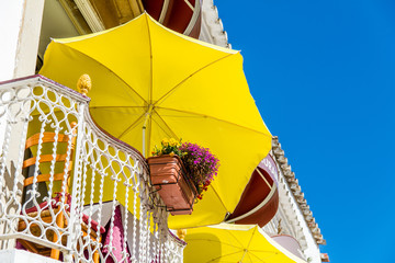 Gelber Sonnenschirm in Albufeira