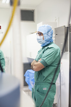 Surgeon standing in operation room waiting for preperations