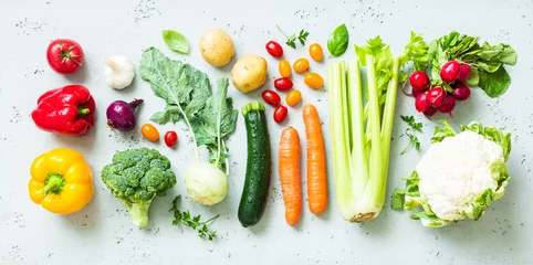 Crédence de cuisine en verre imprimé Légumes Cuisine - légumes biologiques frais et colorés sur le plan de travail
