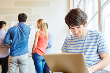 Junger Mann arbeitet am Tablet Computer