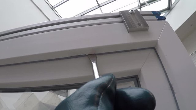 Fenster aufgebrochen mit schraubenzieher