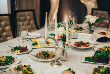 beautiful wedding table decor. Clean the glasses of drinks