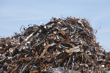 Metallschrott auf einem Schrottplatz