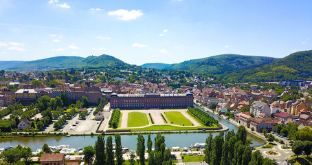 Fototapeta premium Luftbild von Saverne mit Schloss