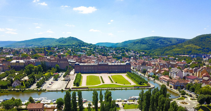Luftbild von Saverne mit Schloss