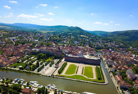 Luftbild von der Stadt Saverne im Elsass