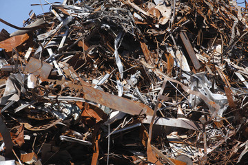 Metallschrott auf einem Schrottplatz