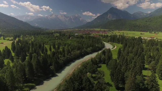 Zugspitze Bayrisches Dorf und Loisach