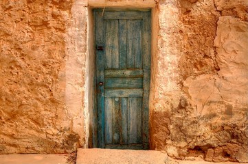 Ancienne porte dans un village en Tunisie.