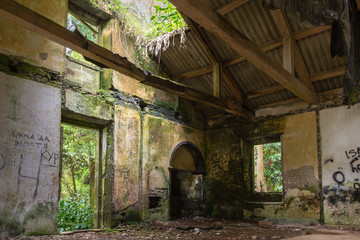 Fototapeta na wymiar The abandoned ruin of the house at Lake Lagoa das Furnas on the Sao Miguel Island
