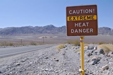 Sign in Death Valley National Park warning visitors of dangerous temperatures. - obrazy, fototapety, plakaty