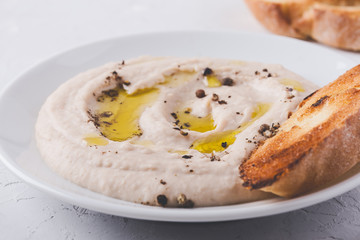 Hummus with chickpeas and roasted garlic