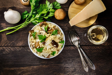 Overhead photo of mushroom risotto with ingredients and copyspac