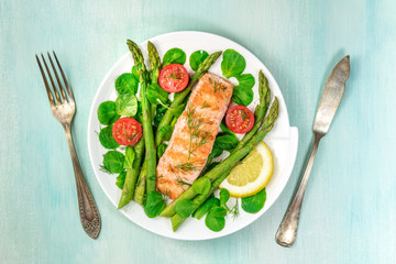 Grilled salmon with asparagus and green salad