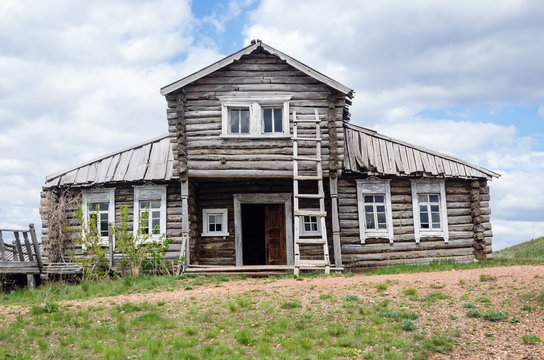 Old wooden house / The picture was taken in the scenery remaining from the filming of the feature film "Russian Riot". Russia, the Orenburg region, the village of Saraktash, Krasnaya Gora. 05/06/2017