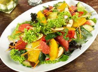 Gemischter Salat mit Fruchtfilets