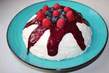 semifreddo allo yogurt e frutti di bosco
