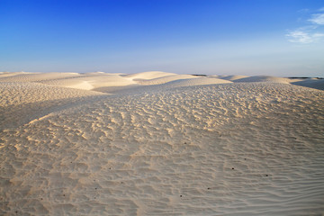 Пустынный пейзаж на фоне синего неба