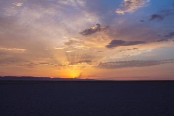 встреча солнца в пустыне на соленом озере