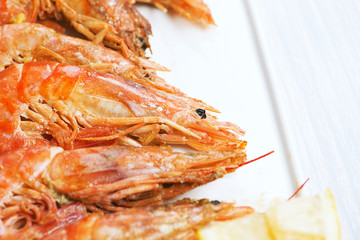 Close-up of shrimps served with lemon. Copy space. Marisco.