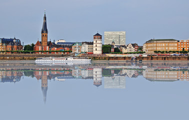 Düsseldorf, Altstadtufer mit Spiegelung im Wasser