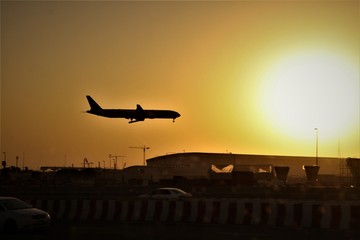 Fototapeta na wymiar Flugzeuglandung. Sonnenuntergang. Dubai