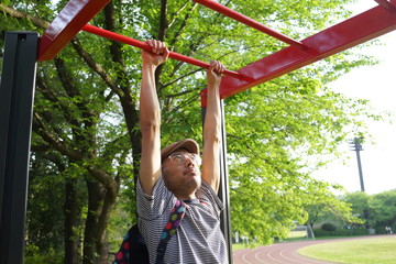 Obraz premium うんてい 成人男性 アスレチック 健康法 運動 父親