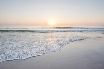 Tuinposter Strand zonsondergang Prachtige zonsondergang en zachte golf op het ondiepe strand