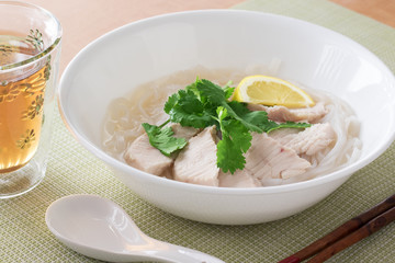 ベトナム料理の鶏肉のフォー