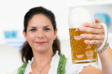 Hübsche Frau mit Maß Bier