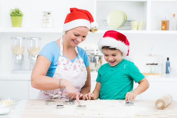 Mutter und Sohn haben einfach Spass beim Weihnachtsbacken